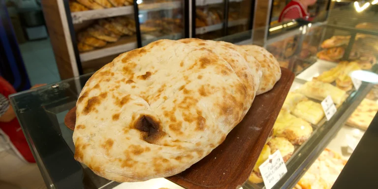 Lipii tradiționale din Kosovo preparate la Brutăria Balcanic Roznov